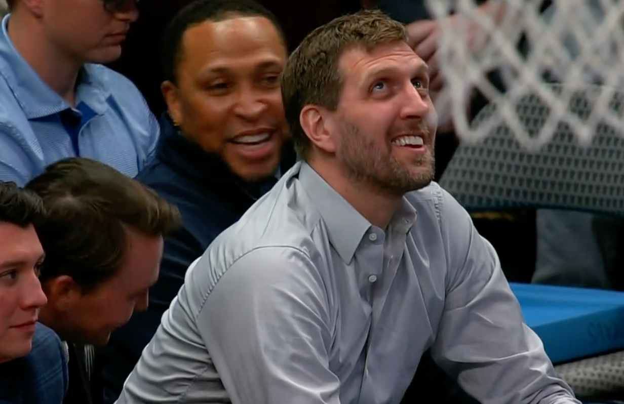 开云体育-蒂姆在独行侠比赛中最后时刻胜出，出色防守引发热议！观众掌声雷动-开云体育